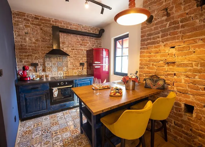 Pensión Nomad Studios, Kapana