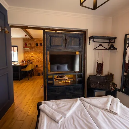 Pensión Nomad Studios, Kapana